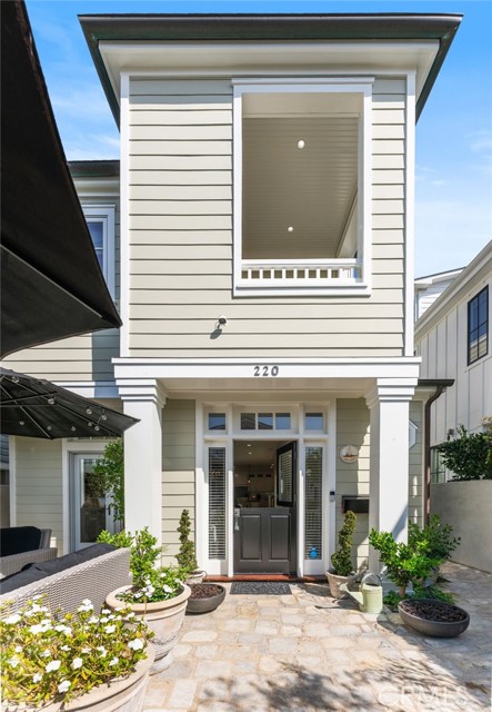 Detail Gallery Image 2 of 37 For 220 Coral, Newport Beach,  CA 92662 - 3 Beds | 3/1 Baths