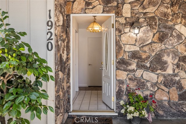 1920 E Orangeburg Avenue, Modesto CA: https://media.crmls.org/medias/8262adef-bf67-403e-bfff-f61a8680aa11.jpg