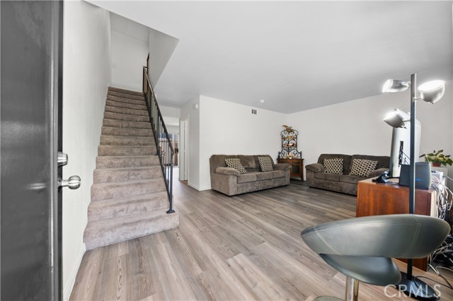 Detail Gallery Image 2 of 29 For 2680 La Paloma Cir, Thousand Oaks,  CA 91360 - 2 Beds | 1/1 Baths