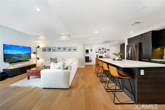 Detail Gallery Image 5 of 7 For 2939 Leeward #212,  Los Angeles,  CA 90005 - 3 Beds | 3 Baths