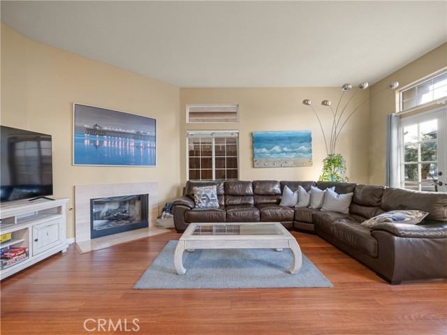 Detail Gallery Image 6 of 34 For 210 6th, Huntington Beach,  CA 92648 - 3 Beds | 2/2 Baths