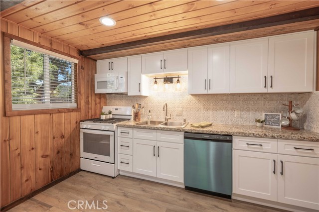 Detail Gallery Image 7 of 30 For 2127 7th Ln, Big Bear City,  CA 92314 - 2 Beds | 1/1 Baths
