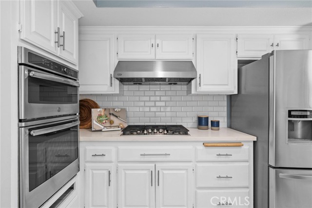 Seller has updated cooktop, oven and microwave.