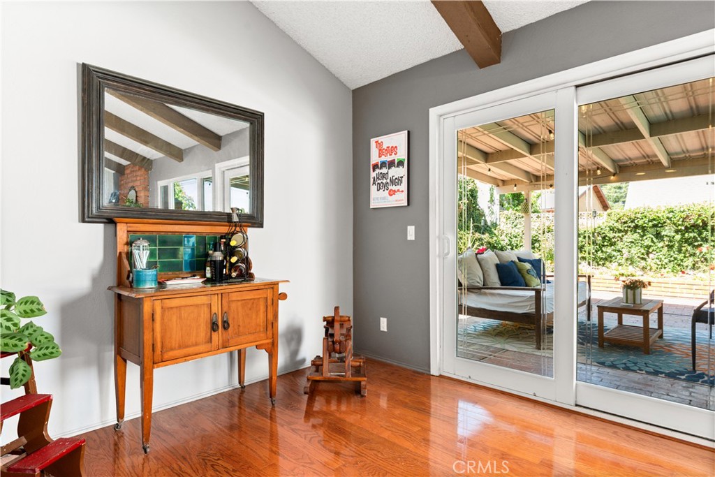 https://media.crmls.org/medias/826d7922-d094-4247-b7cb-4db64ad0e5d3.jpg?preset=X-Large