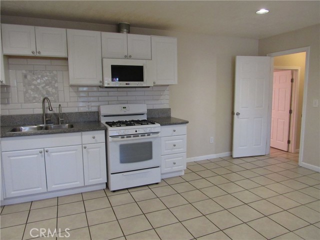 10517 50th Street, Jurupa Valley CA: https://media.crmls.org/medias/826dbe3f-f7aa-4457-af1e-28b06f9755ed.jpg