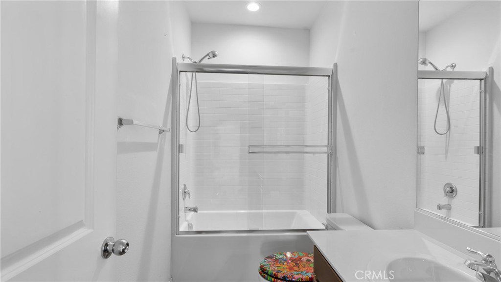 https://media.crmls.org/medias/826f7ed3-ec8e-4e64-844d-b453051f10b7.jpg?preset=X-Large