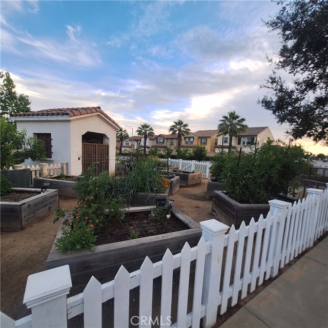 825 Parisa Place, Upland CA: https://media.crmls.org/medias/82719052-2fca-4703-acdb-0c21f0f2d864.jpg