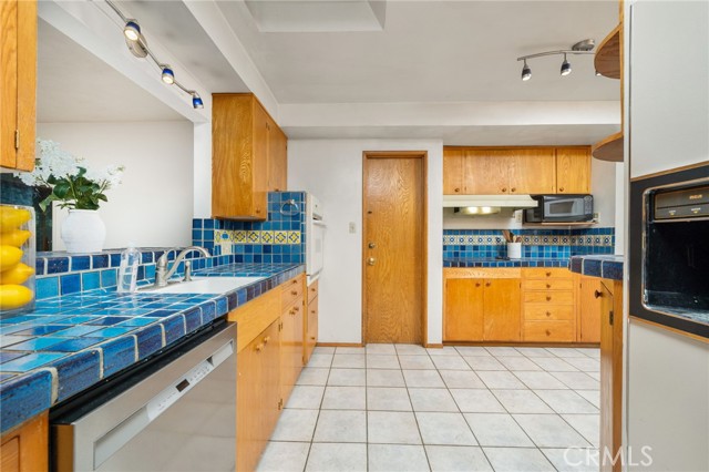 644 W 10th Street, Claremont CA: https://media.crmls.org/medias/827255ab-cadb-4c7e-96c7-e56e4f9989be.jpg