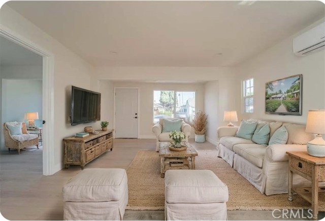 Detail Gallery Image 1 of 9 For 440 W 68th St, Los Angeles,  CA 90003 - 5 Beds | 3 Baths