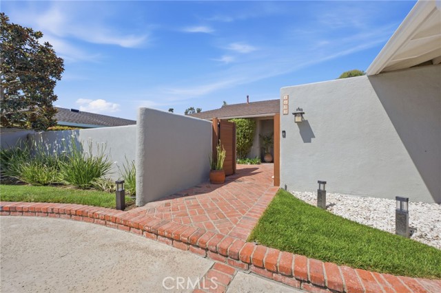 Detail Gallery Image 5 of 71 For 1633 Santiago, Newport Beach,  CA 92660 - 4 Beds | 3/1 Baths