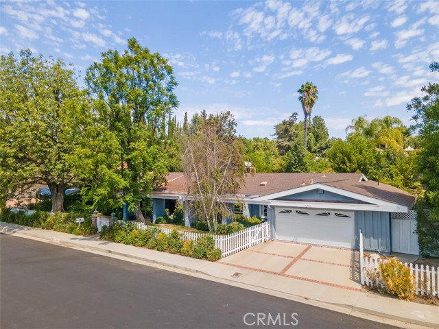 Detail Gallery Image 2 of 38 For 20327 Alerion Pl, Woodland Hills,  CA 91364 - 5 Beds | 4 Baths