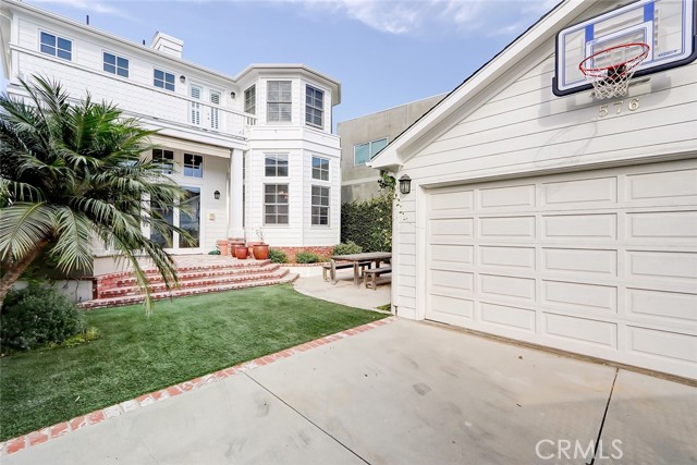 576 27th Street, Manhattan Beach CA: https://media.crmls.org/medias/827719e0-f0b6-4cfd-96ec-388a3cbec383.jpg