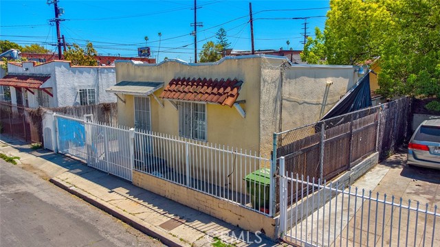 Detail Gallery Image 2 of 7 For 322 W 63rd Pl, Los Angeles,  CA 90003 - 2 Beds | 1 Baths