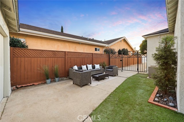 Detail Gallery Image 33 of 49 For 5052 Newcastle, Encino,  CA 91316 - 3 Beds | 2 Baths