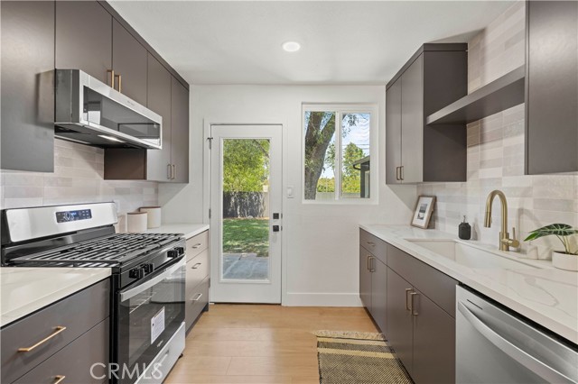Detail Gallery Image 9 of 24 For 17807 Bullock St, Encino,  CA 91316 - 3 Beds | 2 Baths