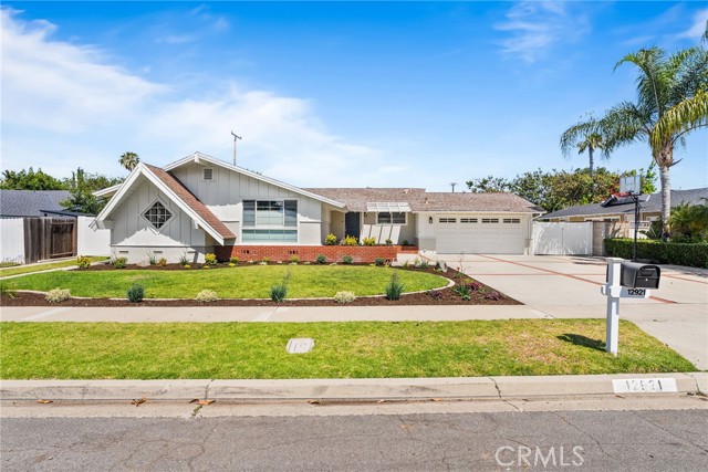Detail Gallery Image 2 of 35 For 12921 Eveningside Dr, North Tustin,  CA 92705 - 3 Beds | 3 Baths