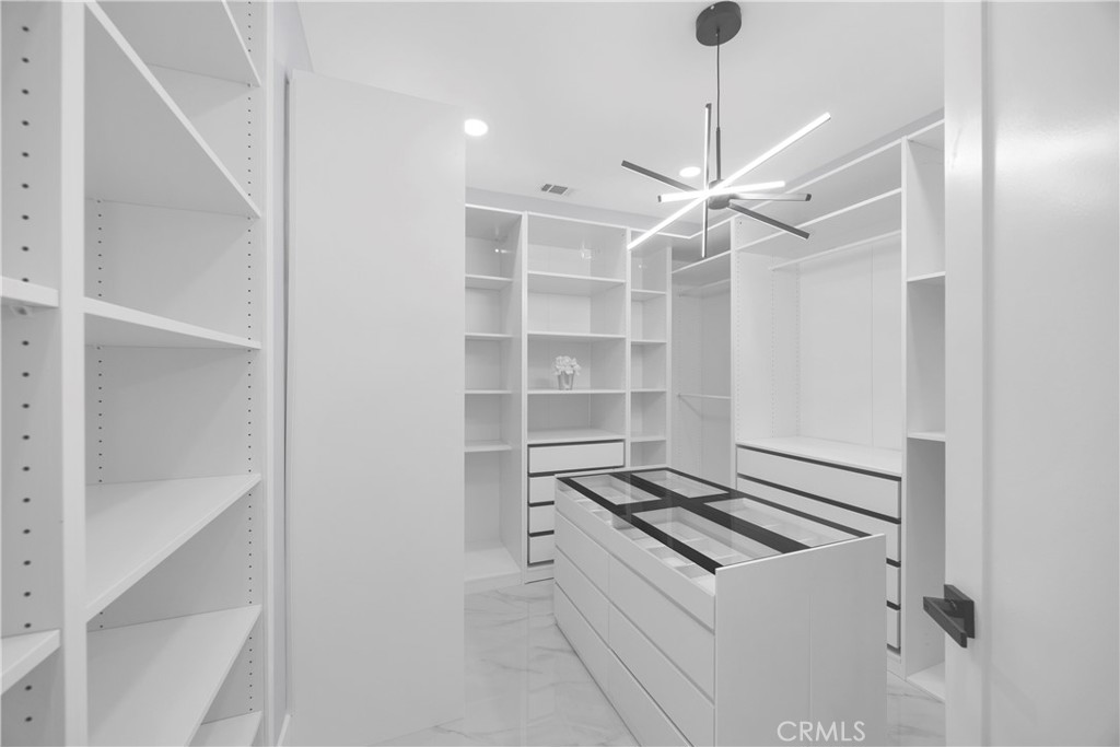 https://media.crmls.org/medias/827abed3-e09b-4e4f-9f32-ac9b3d3a3417.jpg?preset=X-Large