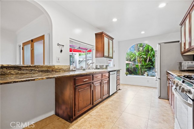 Detail Gallery Image 6 of 27 For 5362 Yolanda Ave, Tarzana,  CA 91356 - 3 Beds | 3 Baths