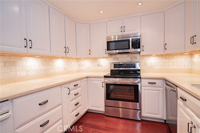 Detail Gallery Image 6 of 16 For 200 Mcneil Ln #104,  Newport Beach,  CA 92663 - 2 Beds | 2 Baths