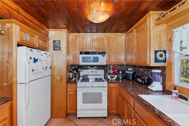 Detail Gallery Image 9 of 35 For 655 Silver Tip Dr, Big Bear Lake,  CA 92315 - 4 Beds | 2 Baths