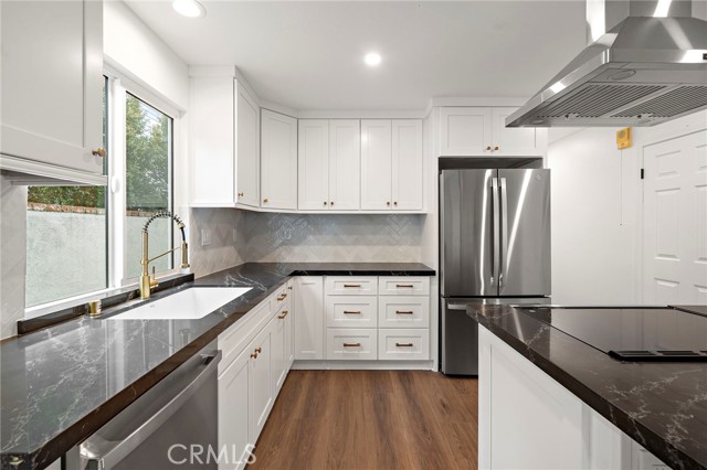 Detail Gallery Image 14 of 35 For 377 Roycroft Ave, Long Beach,  CA 90814 - 4 Beds | 2/1 Baths