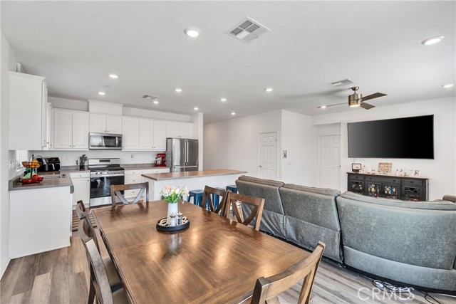 402 Appleton Way, Perris CA: https://media.crmls.org/medias/828a0465-6e23-4088-8536-c72633f321df.jpg