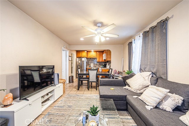2525 S Cochran Avenue, Los Angeles CA: https://media.crmls.org/medias/828f22a7-d203-44db-9b17-e56b48c94f60.jpg