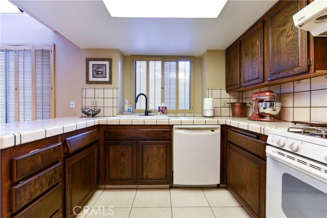 Detail Gallery Image 10 of 16 For 2890 Huntington #110,  Fresno,  CA 93721 - 3 Beds | 2/1 Baths