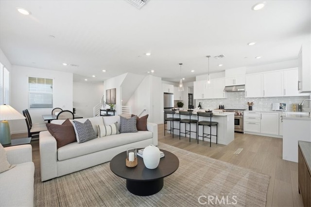 Detail Gallery Image 8 of 43 For 2392 Haley Point Drive #104,  Ventura,  CA 93003 - 3 Beds | 3/1 Baths