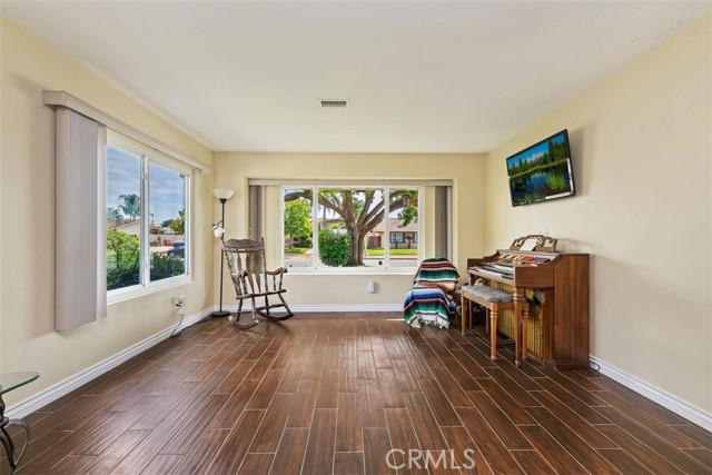 Detail Gallery Image 5 of 26 For 5829 Aurora Ave, Jurupa Valley,  CA 91752 - 4 Beds | 2/1 Baths