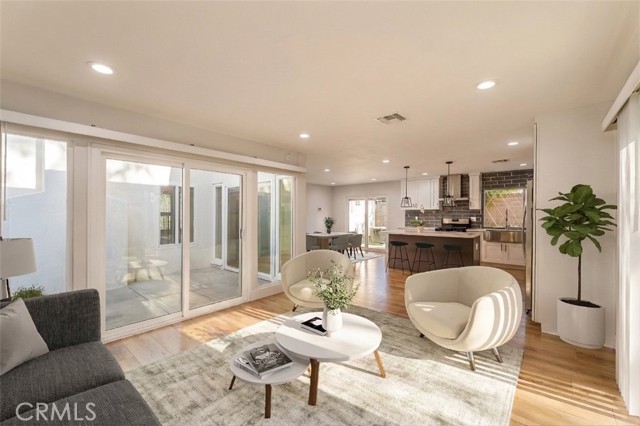 Detail Gallery Image 16 of 37 For 6222 Wynne, Tarzana,  CA 91335 - 4 Beds | 3 Baths