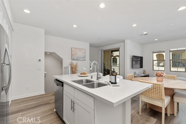 Detail Gallery Image 10 of 44 For 503 Deeann, Lake Forest,  CA 92610 - 2 Beds | 2/1 Baths