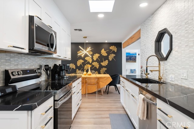 Detail Gallery Image 6 of 60 For 1980 E Rochelle Rd, Palm Springs,  CA 92262 - 5 Beds | 3 Baths