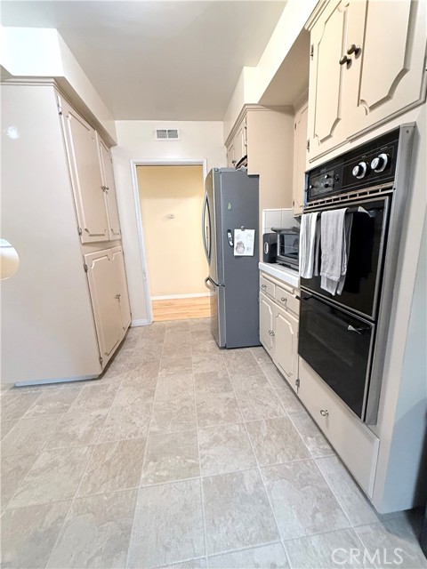 Detail Gallery Image 11 of 22 For 970 W 8th, San Pedro,  CA 90731 - 3 Beds | 2 Baths