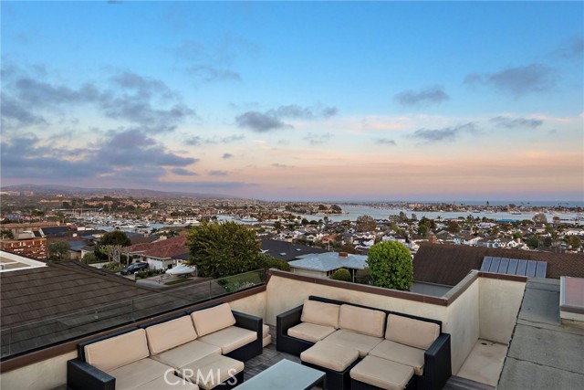 Detail Gallery Image 58 of 75 For 530 Kings Rd, Newport Beach,  CA 92663 - 5 Beds | 4/3 Baths