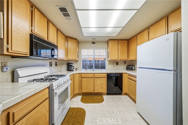 Detail Gallery Image 14 of 31 For 28281 via Cascadita, Menifee,  CA 92585 - 2 Beds | 2 Baths