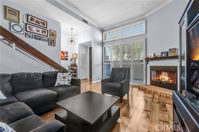 Detail Gallery Image 9 of 35 For 984 W Riverside Dr, Burbank,  CA 91506 - 3 Beds | 3 Baths