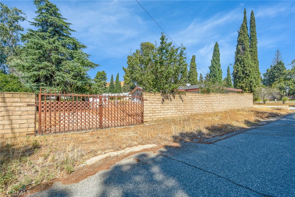 https://media.crmls.org/medias/829dc1dd-d5be-4717-86c0-f844d4cc7555.jpg?preset=X-Large