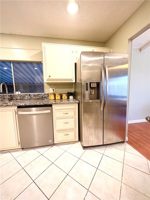 Detail Gallery Image 6 of 40 For 1919 W Coronet Ave #9,  Anaheim,  CA 92801 - 3 Beds | 2 Baths