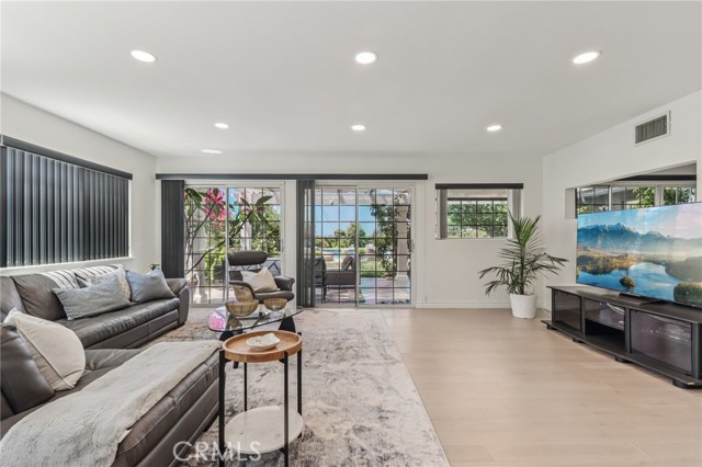 Detail Gallery Image 8 of 42 For 12131 Woodley Ave, Granada Hills,  CA 91344 - 4 Beds | 2/1 Baths