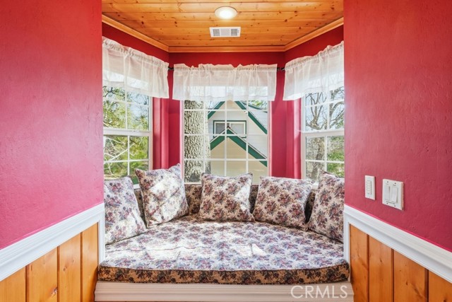 Detail Gallery Image 15 of 41 For 28070 West Shore Rd, Lake Arrowhead,  CA 92352 - 4 Beds | 2/1 Baths