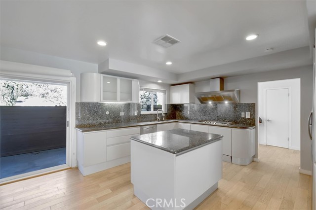 Detail Gallery Image 18 of 66 For 24216 Calvert St, Woodland Hills,  CA 91367 - 5 Beds | 3/1 Baths