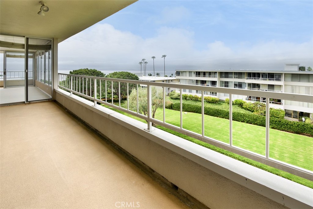 https://media.crmls.org/medias/82a84eb1-8dbf-48d7-9c96-1868757fadbf.jpg?preset=X-Large
