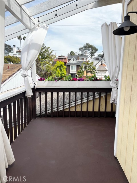 Detail Gallery Image 3 of 19 For 613 Poinsettia Ave #1/2,  Corona Del Mar,  CA 92625 - 3 Beds | 2 Baths