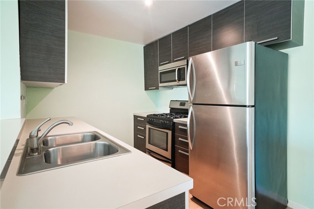 Detail Gallery Image 4 of 22 For 7254 Vassar Ave #303,  Canoga Park,  CA 91303 - 2 Beds | 2 Baths