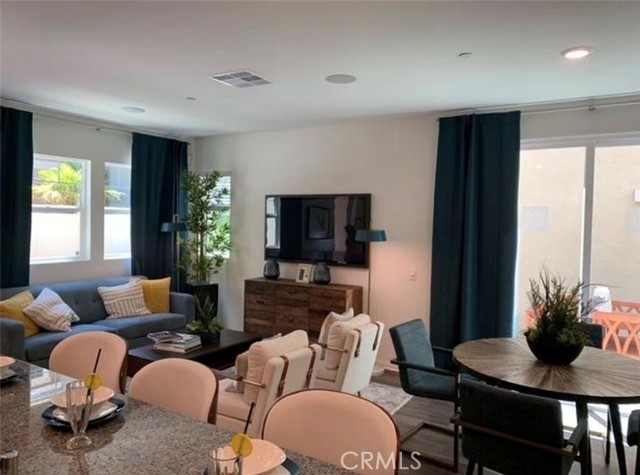 Detail Gallery Image 3 of 9 For 27556 Denali, Canyon Country,  CA 91387 - 3 Beds | 3 Baths