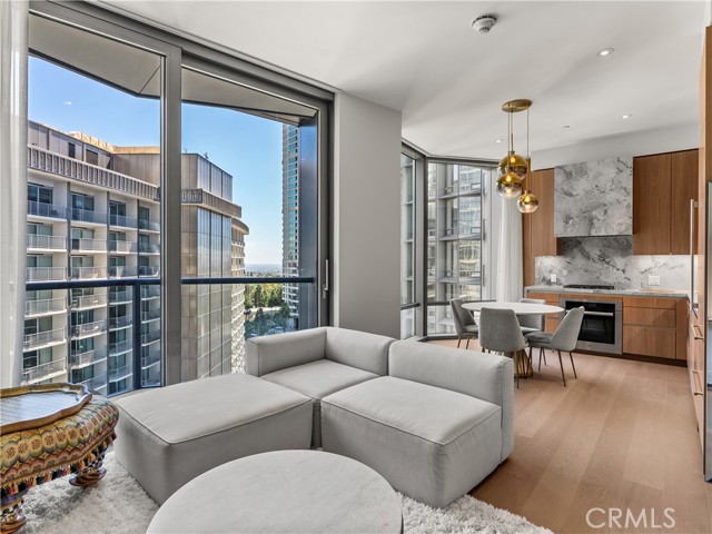 211 W Elm Court, Los Angeles CA: https://media.crmls.org/medias/82b0d668-f303-4371-9b5f-0941931385ba.jpg