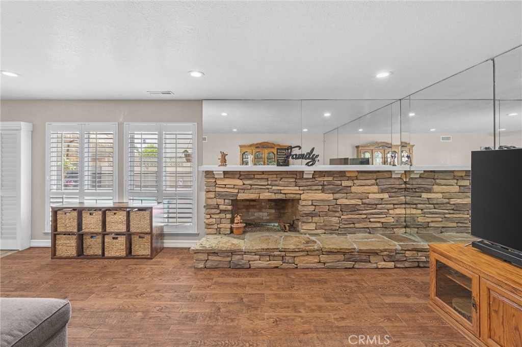 https://media.crmls.org/medias/82b18f00-0cf8-443f-9347-af9443afe643.jpg?preset=X-Large