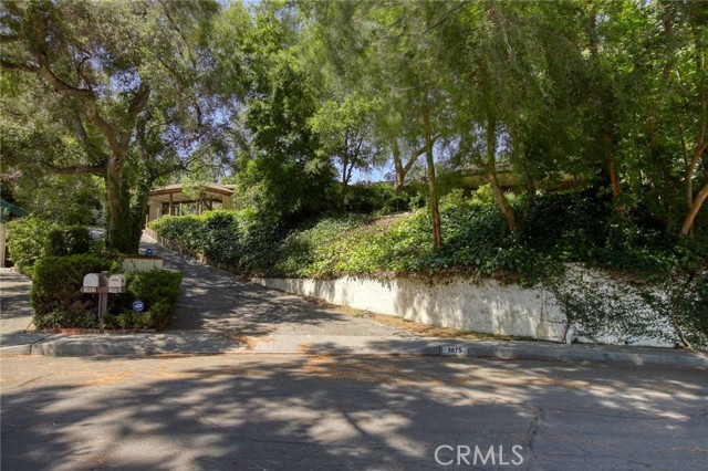 1075 Pine Oak Lane, Pasadena CA: https://media.crmls.org/medias/82b47353-131d-4c38-bd48-3613798ac69f.jpg