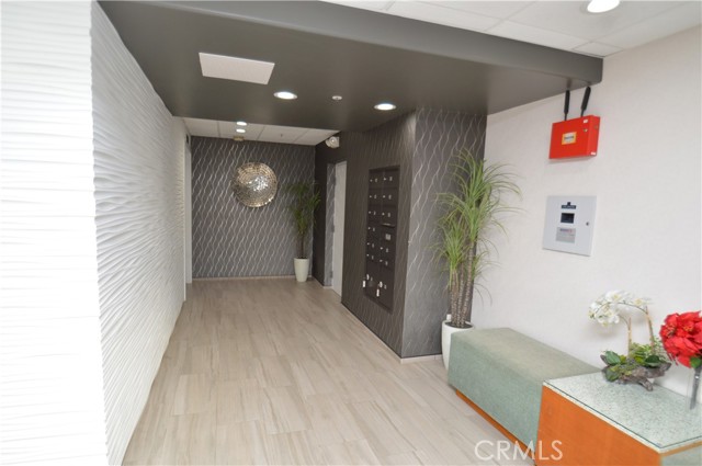 Detail Gallery Image 2 of 8 For 4447 W Lakeside Dr #105,  Burbank,  CA 91505 - 0 Beds | 1 Baths